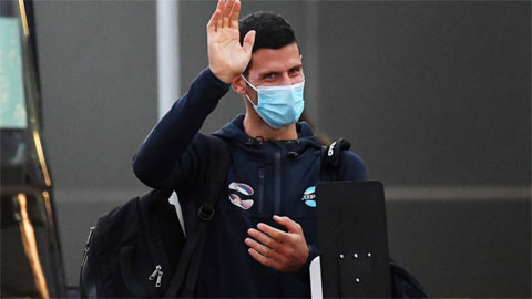 Djokovic rời Australia, bay tới Dubai