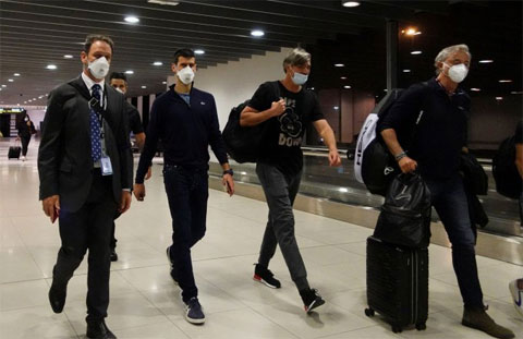 Djokovic đến sân bay Melbourne tối 16/1 để rời Australia