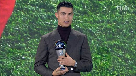 Ronaldo nhận giải thưởng an ủi của FIFA