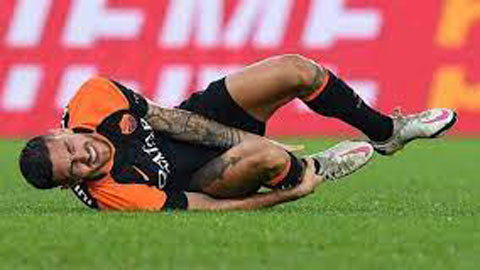 Hình ảnh tiền vệ Pellegrini tái phát chấn thương khiến BHL và các CĐV của Roma hết sức lo lắng