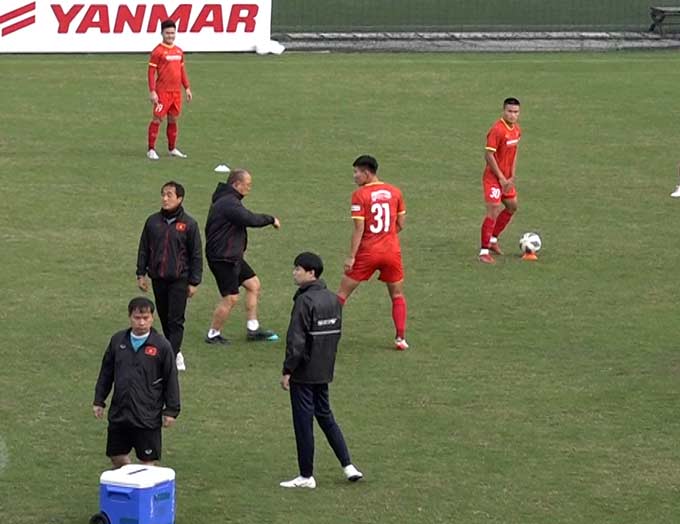 Cũng vì thế mà khi trông thấy hậu vệ trẻ Thanh Bình khởi động không đúng động tác, HLV Park Hang Seo lập tức chạy về phía trung vệ này.