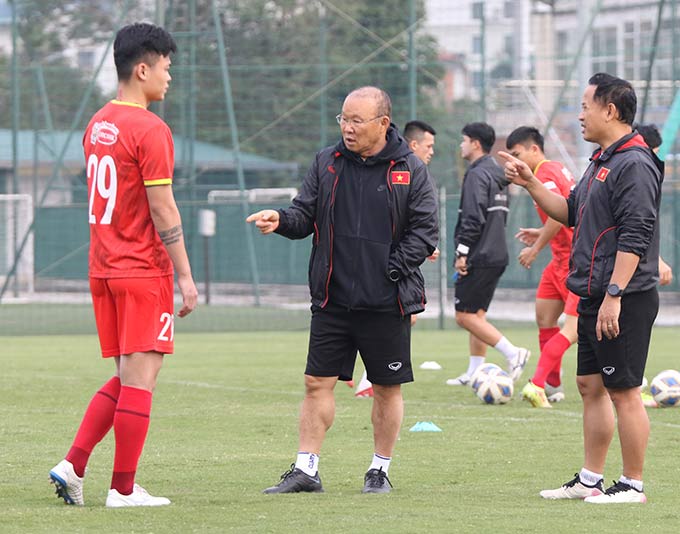 Hành động quyết liệt của HLV Park Hang Seo cũng cho thấy ông đang rất nghiêm túc và tập trung cao độ cho 2 trận đấu tới đây của đội tuyển Việt Nam. 