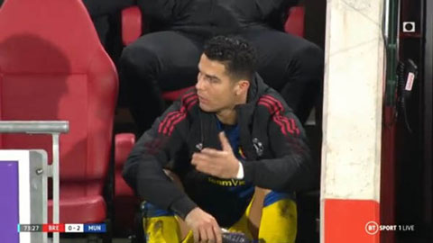 Bị HLV Rangnick thay ra ở trận gặp Brentford, Ronaldo nổi điên ném áo xuống đất
