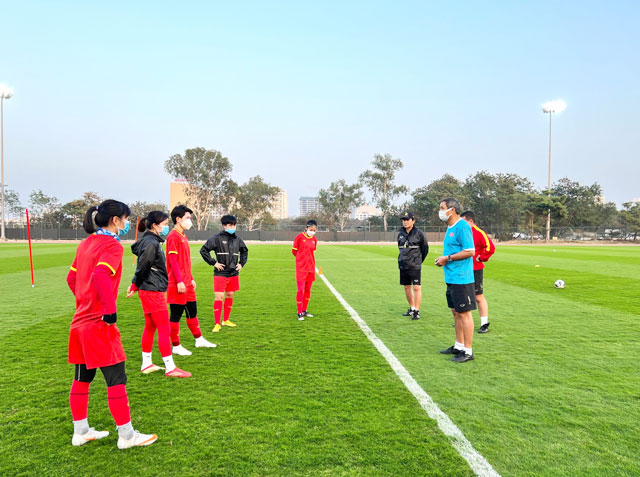 HLV Mai Đức Chung cùng số cầu thủ ít ỏi của ĐT nữ Việt Nam tập luyện những ngày vừa qua