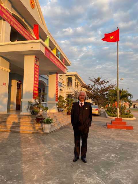 Tổng Biên tập Nguyễn Văn Phú chụp ảnh lưu niệm tại Tiểu đoàn 3