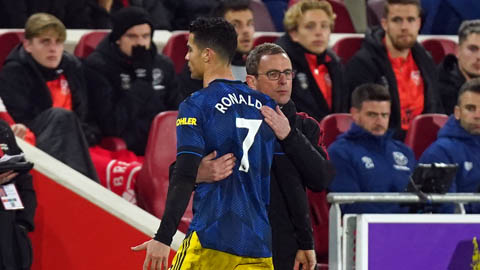 Ronaldo tức giận, ném áo khi bị Rangnick thay ra 