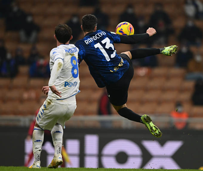 Ranocchi ghi bàn đẹp mắt cho Inter ở hiệp 2