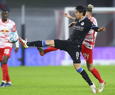 Okugawa (áo sẫm) đang là chân sút số một của Bielefeld, sắp đối đầu với 2 cầu thủ đồng hương Kamada - Hasebe (ảnh chủ)  của Frankfurt ở vòng 20