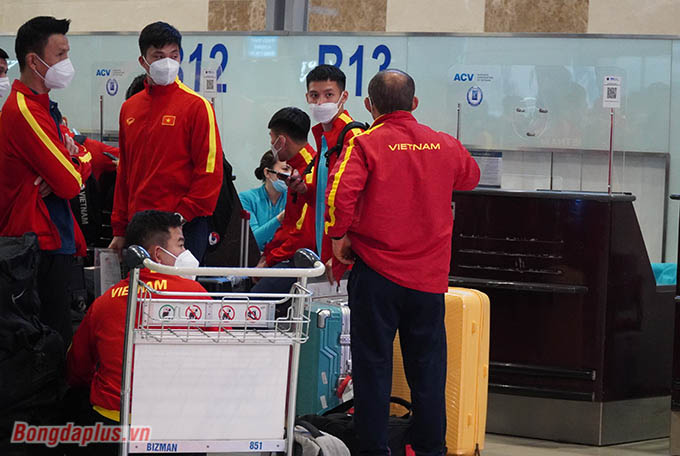 HLV Park Hang Seo sau đó ra mặt và đề nghị an ninh sân bay tạo điều kiện cho đội tuyển Việt Nam 