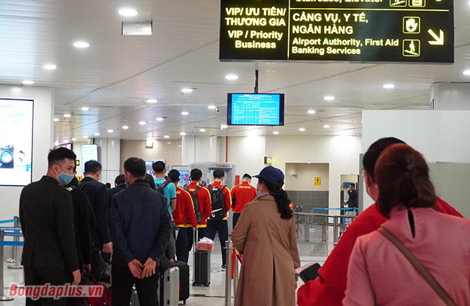 Ngay lập tức các cầu thủ Việt Nam được chuyển sang khu vực VIP/Ưu tiên để tiện cho việc di chuyển vào sảnh chờ sân bay 