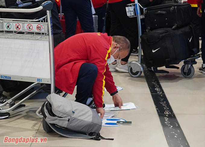 HLV Park Hang Seo tranh thủ soạn giấy tờ ngay trên sàn sân bay 