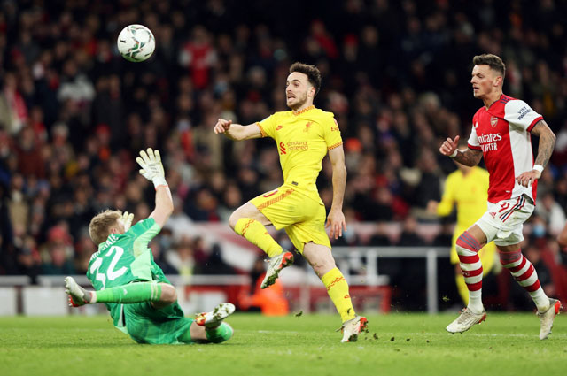 Jota (giữa) ghi cả 2 bàn vào lưới Arsenal đưa Liverpool vào chung kết