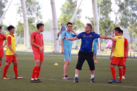 HLV Troussier (áo sẫm) khi còn dẫn dắt U19 Việt Nam