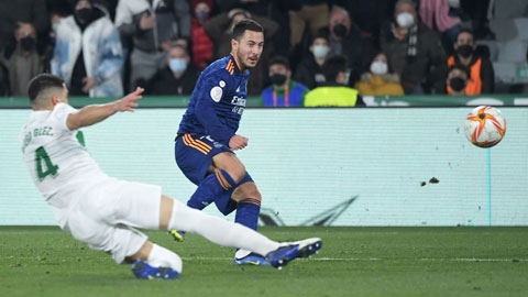 Pha ghi bàn ấn định tỷ số 2-1 cho Real Madrid của Hazard (áo sẫm)