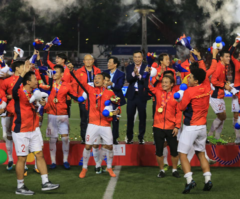 Phó chủ tịch thường trực VFF Trần Quốc Tuấn (hàng sau, đứng giữa trên bục)  trao HCV bóng đá nam SEA Games 30 cho ĐT U23 Việt Nam và chia vui cùng đội tuyển