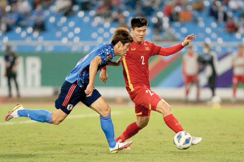 Được đối đầu những đối thủ mạnh như Nhật Bản (trái) là cơ hội để các tuyển thủ Việt Nam tích lũy kinh nghiệm trận mạc