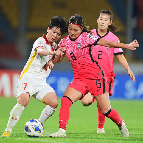 ĐT nữ Việt Nam (trái) có thể coi là thành công khi chỉ để thua Hàn Quốc 0-3