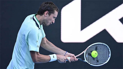 Daniil Medvedev, Stefanos Tsitsipas cùng vào vòng bốn Australian Open 2022