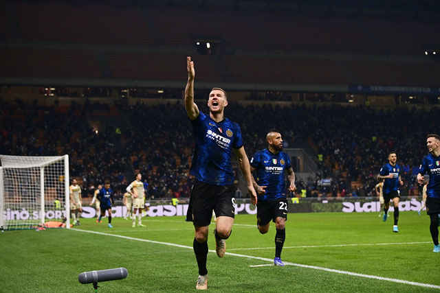 Edin Dzeko ăn mừng bàn thắng ở phút 90, giúp Inter ngược dòng đánh bại Venezia