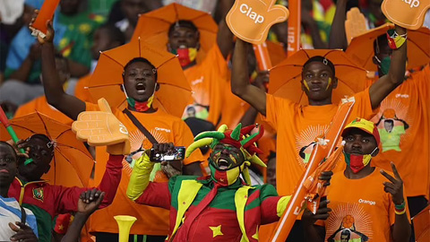 Những cổ động viên đến sân cổ vũ cho ĐT Cameroon ở trận thắng Comoros