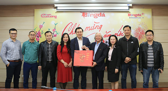 Phó Chủ tịch Cao Văn Chóng cùng đại diện phòng ban chức năng VFF tặng quà Tết Tạp chí Bóng đá 
