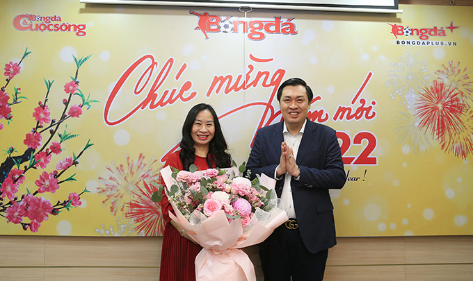 Phó Chủ tịch VFF - Cao Văn Chóng tặng hoa và gửi lời chúc đến bà Thạc Thị Thanh Thảo - Bí thứ Đảng ủy, Phó Tổng biên tập