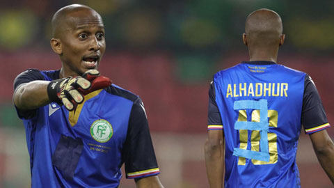 Hậu vệ Chaker Alhadhur phải đóng vai thủ môn trong cả 90 phút trận gặp Cameroon