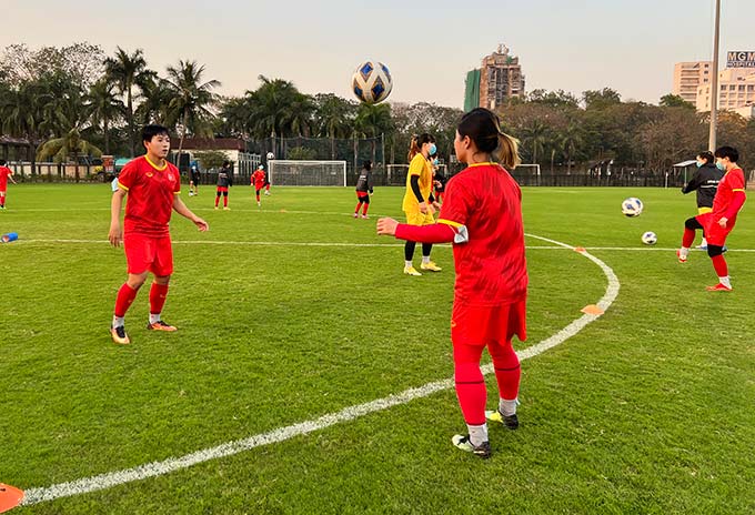 ĐT nữ Việt Nam tập luyện chuẩn bị cho trận gặp Trung Quốc - Ảnh: VFF 