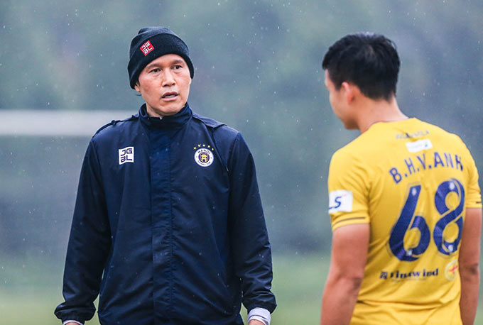 HLV Park Choong Kyun đề phòng HAGL - Ảnh: Hà Nội FC 