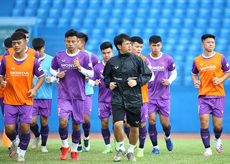 U23 Việt Nam tập luyện luôn ngay sau khi đến Bình Dương