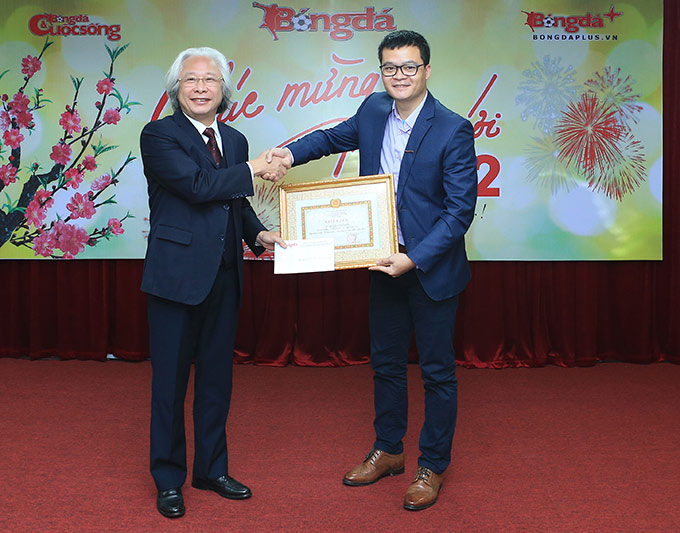 Bí thư Chi bộ Tạp chí Điện tử Bóng đá - Nguyễn Tùng Điển nhận giấy khen của BCH Đảng bộ Tổng cục Thể dục Thể thao 
