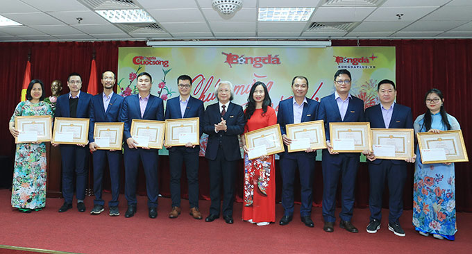 10 đảng viên thuộc 3 chi bộ gồm: Thư ký biên tập, Tạp chí Điện tử và Nội Dung cũng nhận giấy khen Đảng viên Hoàn thành xuất sắc nhiệm vụ năm 2021