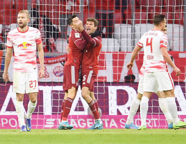 Thomas Mueller ăn mừng với Robert Lewandowski sau khi mở tỷ số trong thắng lợi 3-2 trước Leipzig
