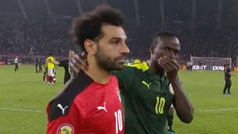 Mane an ủi Salah dù bị đồng đội phá hỏng quả penalty ở chung kết AFCON 2021