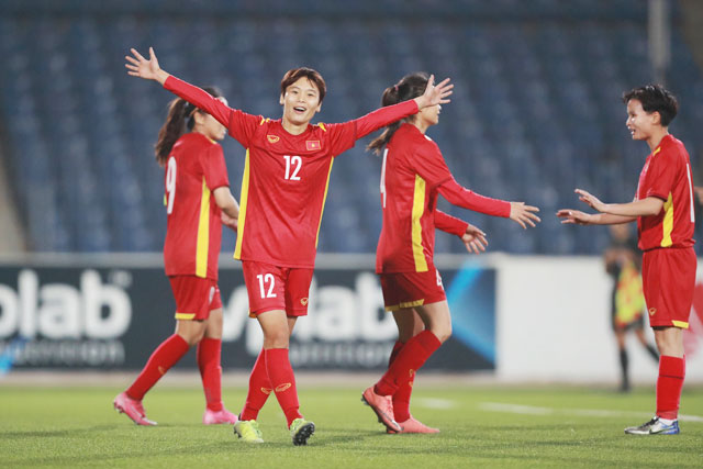 Khó khăn chất chồng cũng không thể cản bước các nữ cầu thủ Việt Nam