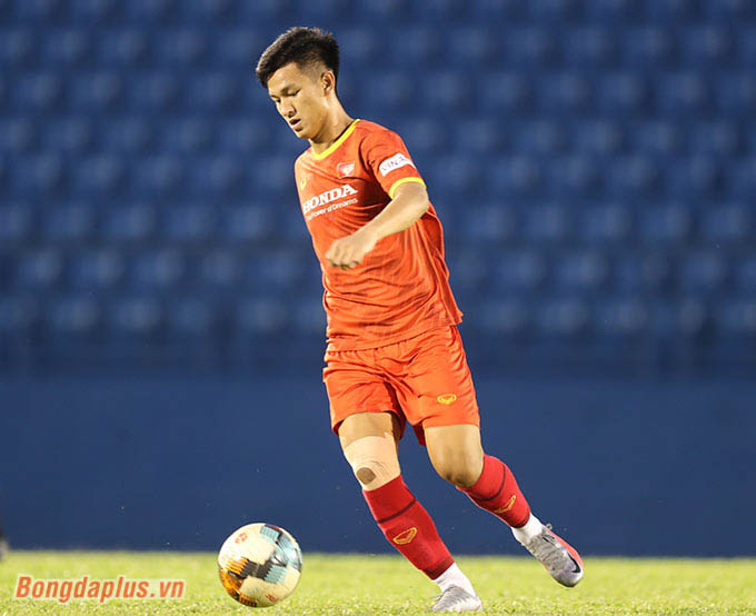 Đối đầu với một đối thủ “già giơ” và chất lượng hơn nên U19 Bình Dương chọn lối chơi phòng ngự chặt, phản công nhanh để đáp trả U23 Việt Nam. 