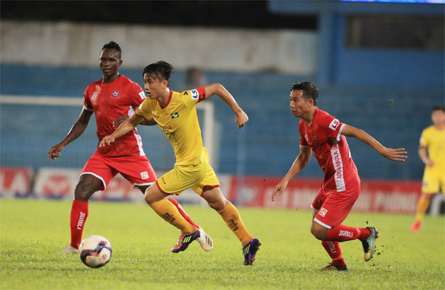  HLV Huy Hoàng sẽ dẫn dắt SLNA (áo vàng) đối đầu B.BD vào ngày 25/2 tới ở vòng 1 của V.League 2022 - Ảnh: PHAN TÙNG