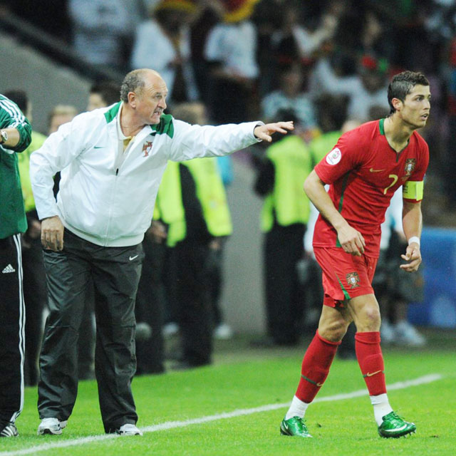 HLV Scolari chỉ đạo chiến thuật cho Ronaldo thời ông còn làm HLV trưởng ĐT Bồ Đào Nha