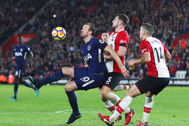 Cầu thủ Southampton khó lòng ngăn Kane (bìa trái) ghi bàn