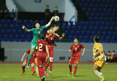 Kim Thanh phá bóng ngay trên đầu  tiền đạo đối phương tại Asian Cup 2022