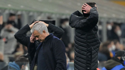 Mourinho cúi mặt rời sân sau khi Roma của ông thua đội bóng cũ Inter rạng sáng qua