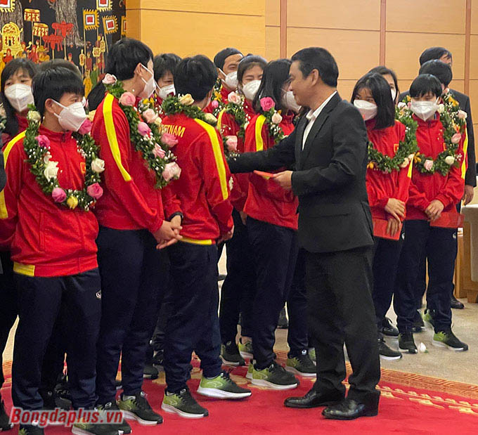 Thứ trưởng Hoàng Đạo Cương và Phó Tổng cục trưởng Trần Đức Phấn "lì xì" đầu năm cho đội tuyển nữ Việt Nam 