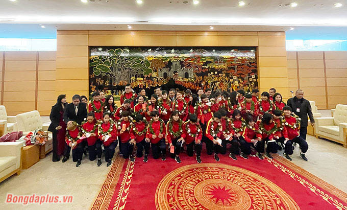 Toàn đội chụp ảnh lưu niệm trước khi rời sân bay, trở về LĐBĐ Việt Nam nghỉ ngơi 