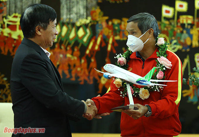 Phó Tổng Giám đốc Bamboo Airways - Nguyễn Ngọc Trọng tặng hoa, máy bay mô hình Bamboo Airways tới HLV Mai Đức Chung