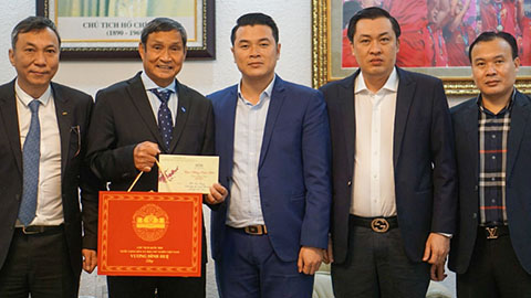 Chủ tịch Quốc hội Vương Đình Huệ tặng quà Tết HLV Mai Đức Chung và chúc mừng thành tích ĐT nữ Việt Nam