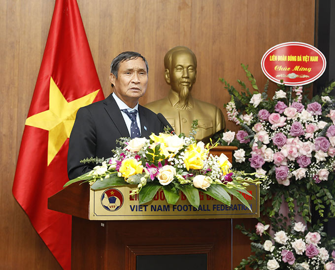HLV Mai Đức Chung thay mặt ĐT nữ Việt Nam cảm ơn sự quan tâm của Nhà nước, Bộ VH-TT-DL, Tổng cục TDTT, VFF và các nhà tài trợ