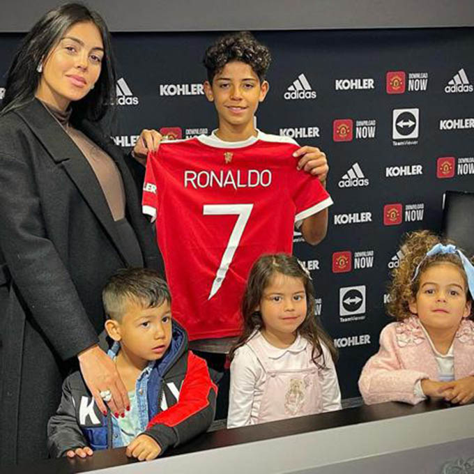 Ảnh chụp ngày Cristiano Ronaldo Jr ký hợp đồng với Man United