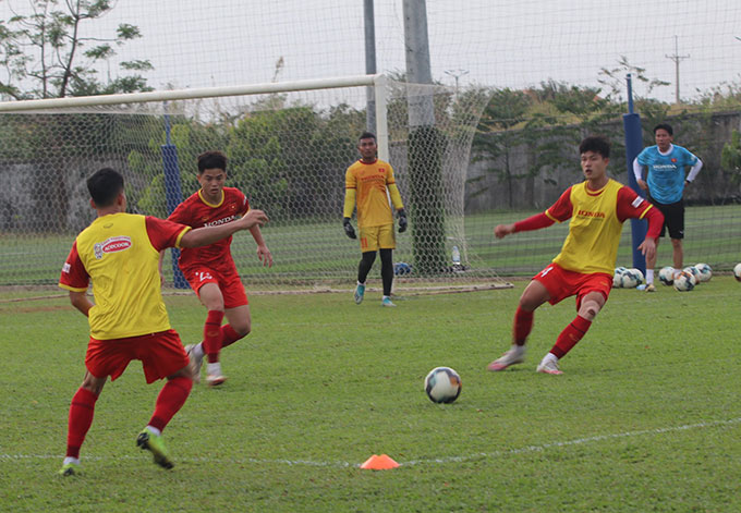 U23 Việt Nam tập buổi đầu tiên tại Campuchia - Ảnh: Phan Hồng 