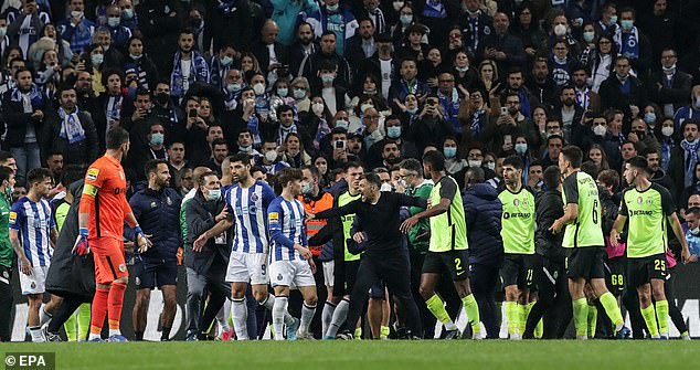 Các cầu thủ của Porto và Sporting Lisbon định lao vào "nói chuyện" bằng nắm đấm