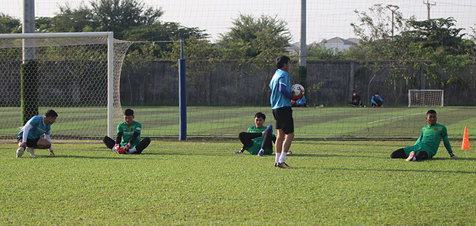 Ở gốc sân, HLV thủ môn Nguyễn Thanh Đào miệt mài luyện tập cho 3 thủ môn
